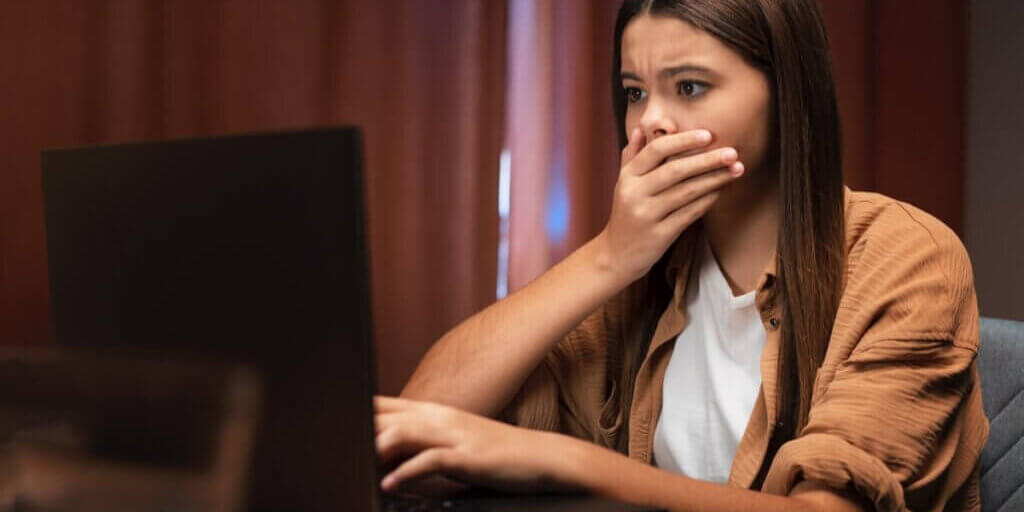 medium-shot-suffering-teenager-being-cyberbullied